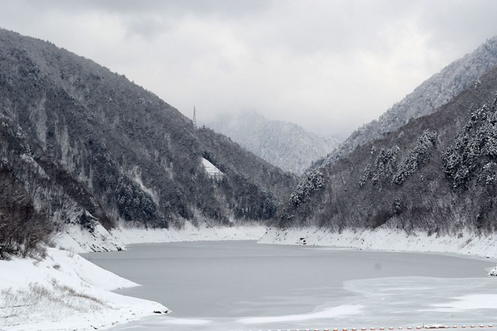 冬の大町ダムと凍結した龍神湖
